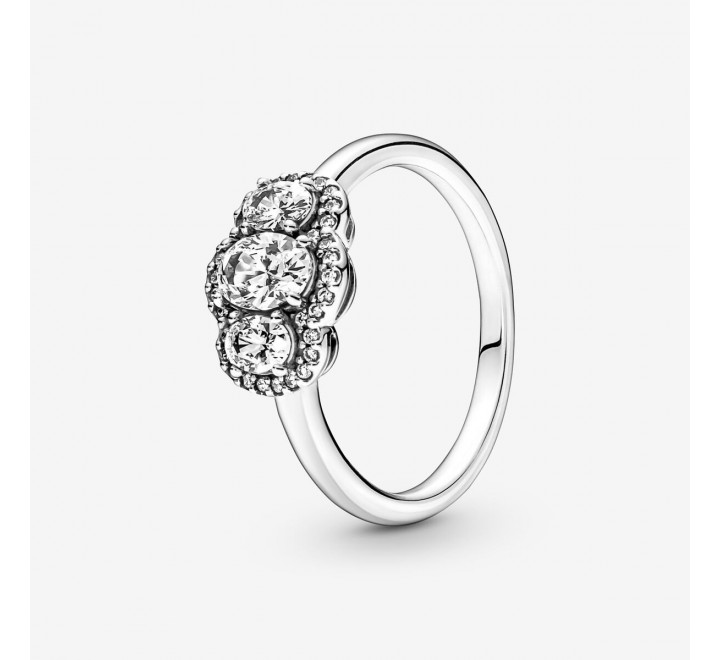 Anillo Vintage Tres Piedras. Acabado a mano en plata de primera ley, este anillo se presenta con una gran gema central ovalada adornada en lados por dos circonitas cúbicas con talla