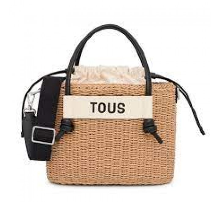 Bolso capazo mediano TOUS Scoubidou elaborado con rafia de mezcla de papel procedente de bosques sostenibles y materiales reciclados. Tambien incorpora detalles de piel sintetica en color negro. Cierr...