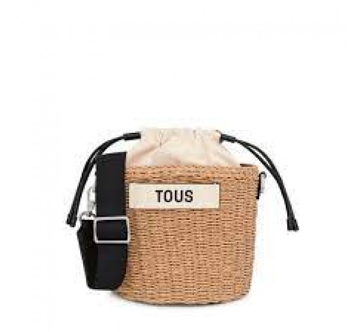 Bolso saca TOUS Scoubidou elaborado con rafia de mezcla de papel procedente de bosques sostenibles y materiales reciclados. Tambien incorpora detalles de piel sintetica en color negro. Cierre con cord...
