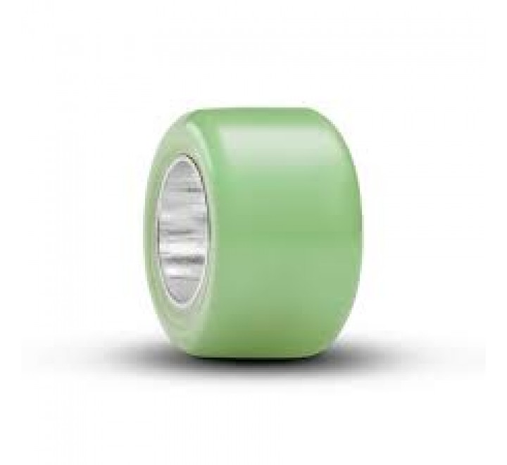 El mini charm Pandora Moments de cristal de Murano verde aporta un toque de frescura a cualquier pulsera o collar. Este delicado y pequeño charm está elaborado en plata de ley y cristal de Murano verde lima claro, con una superficie lisa y brillante. Su d