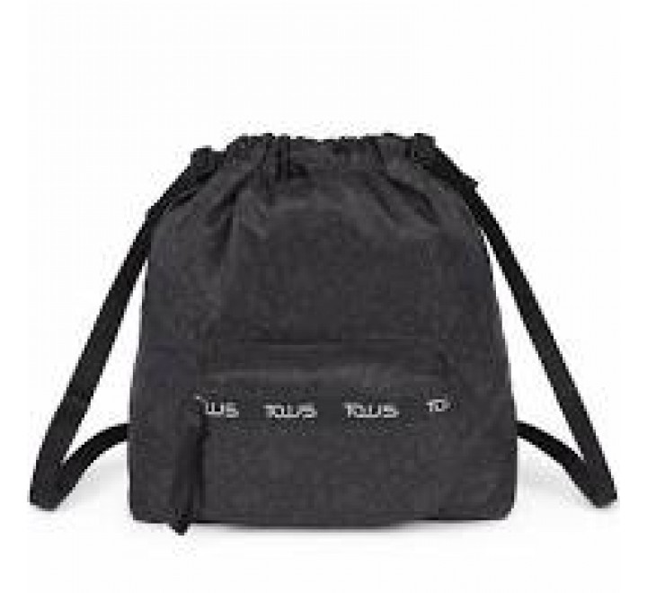 Mochila plana TOUS coleccion Kaos Mini Sport de nylon con estampado en tono negro gris. Apliques personalizados en negro. Cierre de frunce. Bolsillo interior con cremallera. Bolsillo exterior con crem...