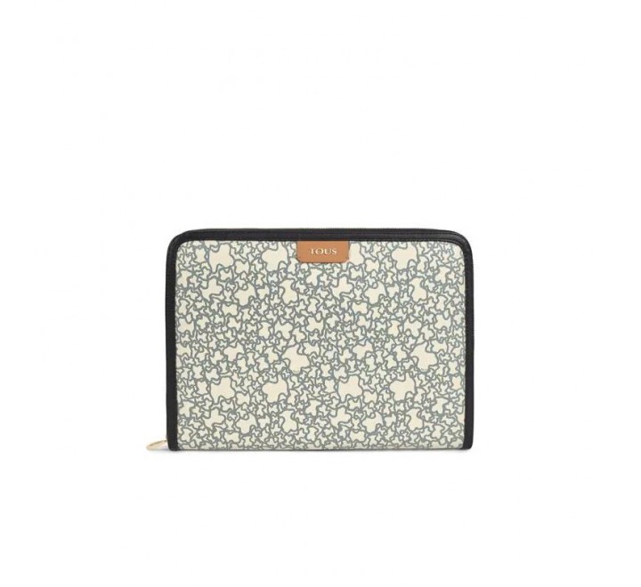 Portadocumentos TOUS para mujer de la coleccion Kaos Mini fabricado en vinilo efecto piel con estampado Kaos en colores beige y negro. Se trata de un original Portadocumentos que cuenta con cierre