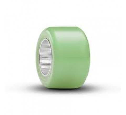 El mini charm Pandora Moments de cristal de Murano verde aporta un toque de frescura a cualquier pulsera o collar. Este delicado y pequeño charm está elaborado en plata de ley y cristal de Murano verde lima claro, con una superficie lisa y brillante. Su d