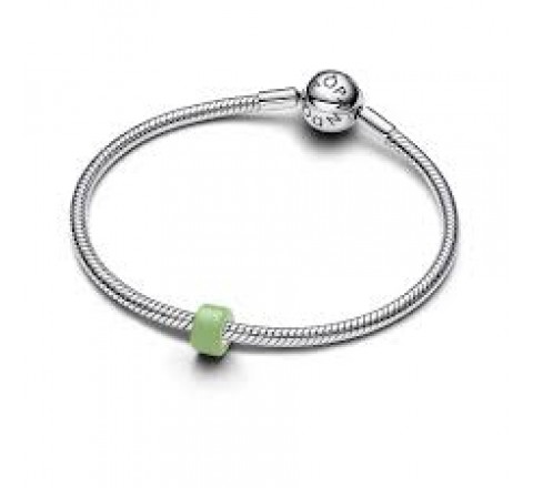 El mini charm Pandora Moments de cristal de Murano verde aporta un toque de frescura a cualquier pulsera o collar. Este delicado y pequeño charm está elaborado en plata de ley y cristal de Murano verde lima claro, con una superficie lisa y brillante. Su d